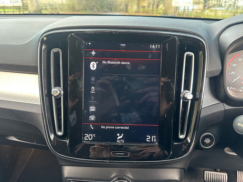 Volvo XC40 2.0 T4 Momentum SUV 5dr Petrol Auto AWD Euro 6 (s/s) (190 ps) 5dr Automatic 2025