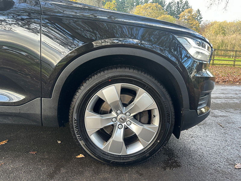 Volvo XC40 2.0 T4 Momentum SUV 5dr Petrol Auto AWD Euro 6 (s/s) (190 ps) 5dr Automatic 2025