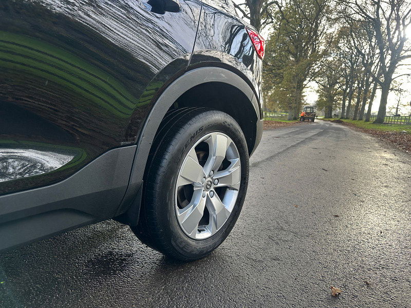 Volvo XC40 2.0 T4 Momentum SUV 5dr Petrol Auto AWD Euro 6 (s/s) (190 ps) 5dr Automatic 2025