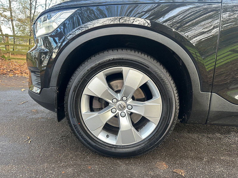 Volvo XC40 2.0 T4 Momentum SUV 5dr Petrol Auto AWD Euro 6 (s/s) (190 ps) 5dr Automatic 2025