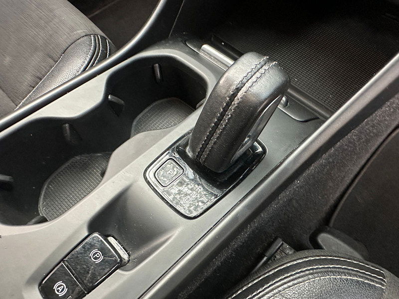 Volvo XC40 2.0 T4 Momentum SUV 5dr Petrol Auto AWD Euro 6 (s/s) (190 ps) 5dr Automatic 2025