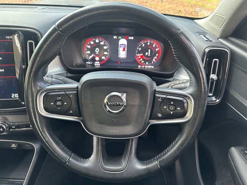 Volvo XC40 2.0 T4 Momentum SUV 5dr Petrol Auto AWD Euro 6 (s/s) (190 ps) 5dr Automatic 2025