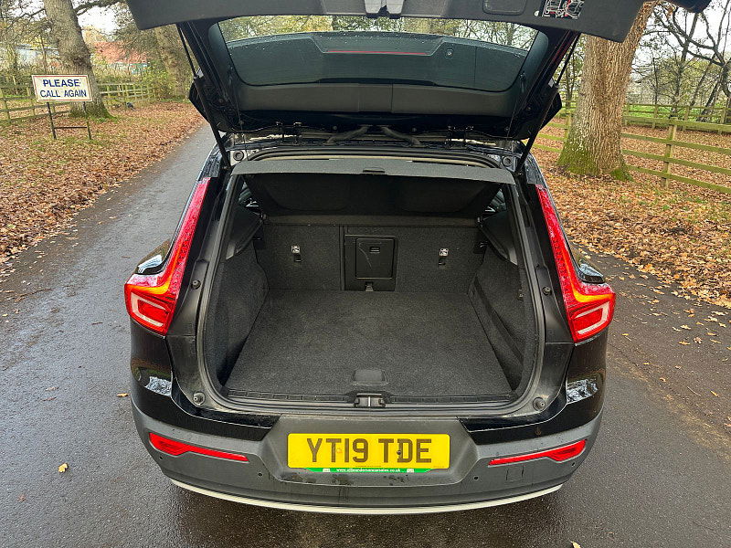 Volvo XC40 2.0 T4 Momentum SUV 5dr Petrol Auto AWD Euro 6 (s/s) (190 ps) 5dr Automatic 2025