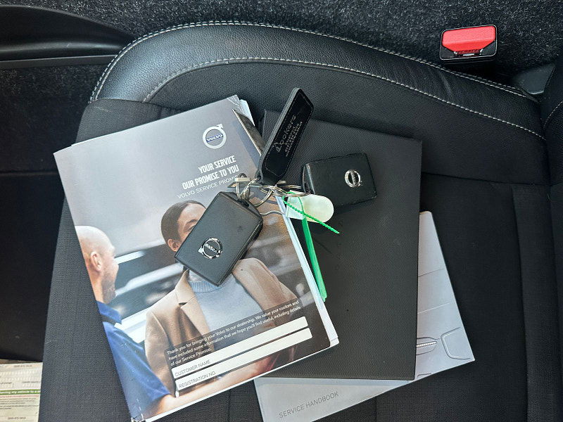 Volvo XC40 2.0 T4 Momentum SUV 5dr Petrol Auto AWD Euro 6 (s/s) (190 ps) 5dr Automatic 2025