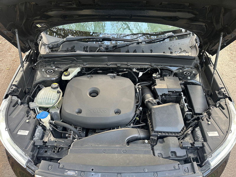 Volvo XC40 2.0 T4 Momentum SUV 5dr Petrol Auto AWD Euro 6 (s/s) (190 ps) 5dr Automatic 2025