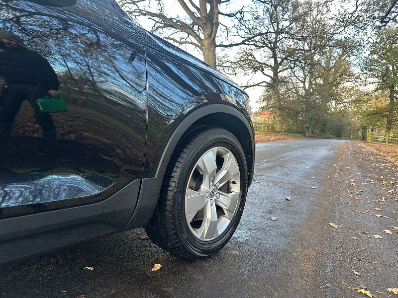 Volvo XC40 2.0 T4 Momentum SUV 5dr Petrol Auto AWD Euro 6 (s/s) (190 ps) 5dr Automatic 2025
