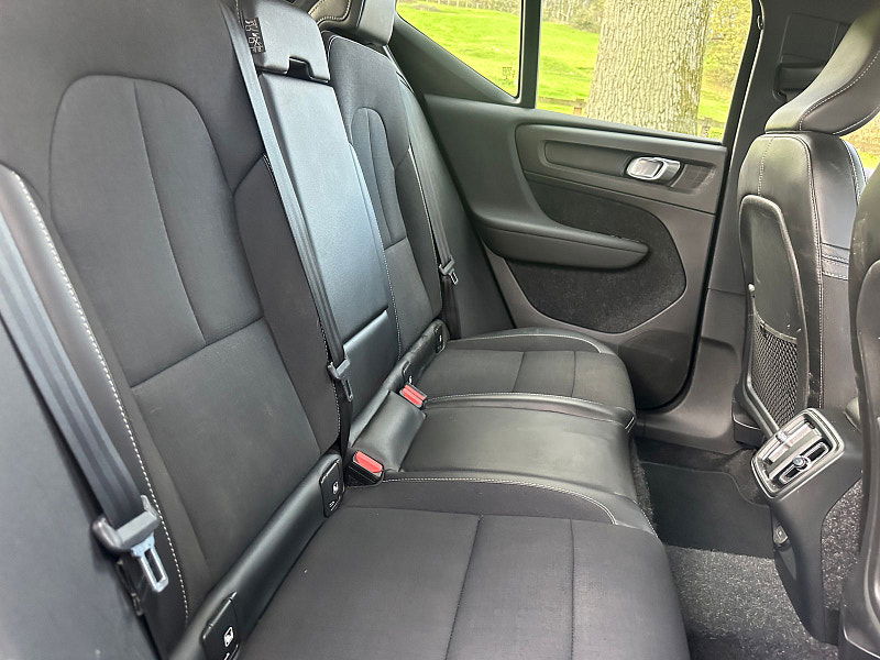 Volvo XC40 2.0 T4 Momentum SUV 5dr Petrol Auto AWD Euro 6 (s/s) (190 ps) 5dr Automatic 2025