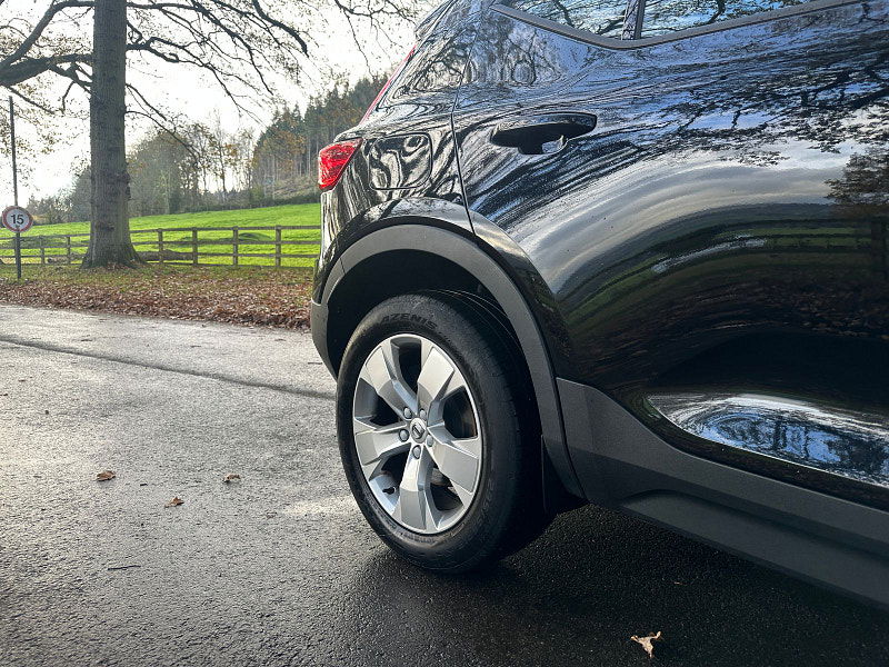 Volvo XC40 2.0 T4 Momentum SUV 5dr Petrol Auto AWD Euro 6 (s/s) (190 ps) 5dr Automatic 2025