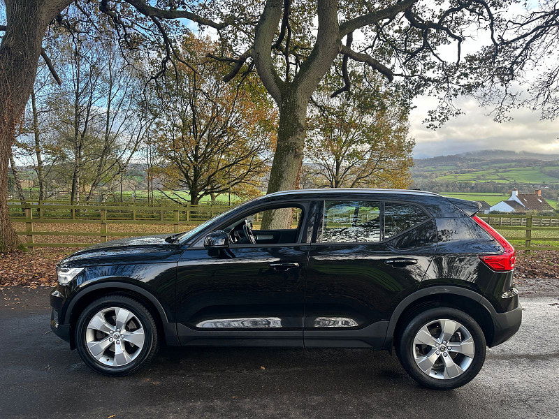 Volvo XC40 2.0 T4 Momentum SUV 5dr Petrol Auto AWD Euro 6 (s/s) (190 ps) 5dr Automatic 2025