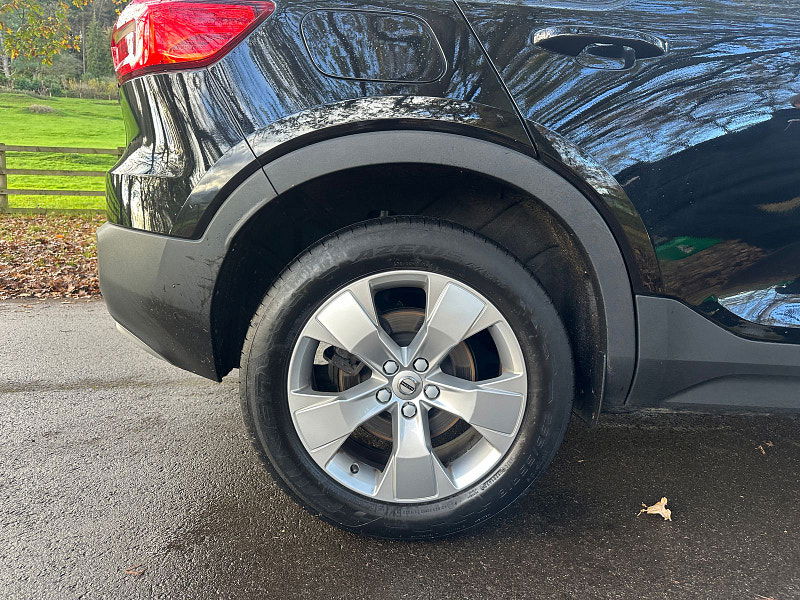 Volvo XC40 2.0 T4 Momentum SUV 5dr Petrol Auto AWD Euro 6 (s/s) (190 ps) 5dr Automatic 2025