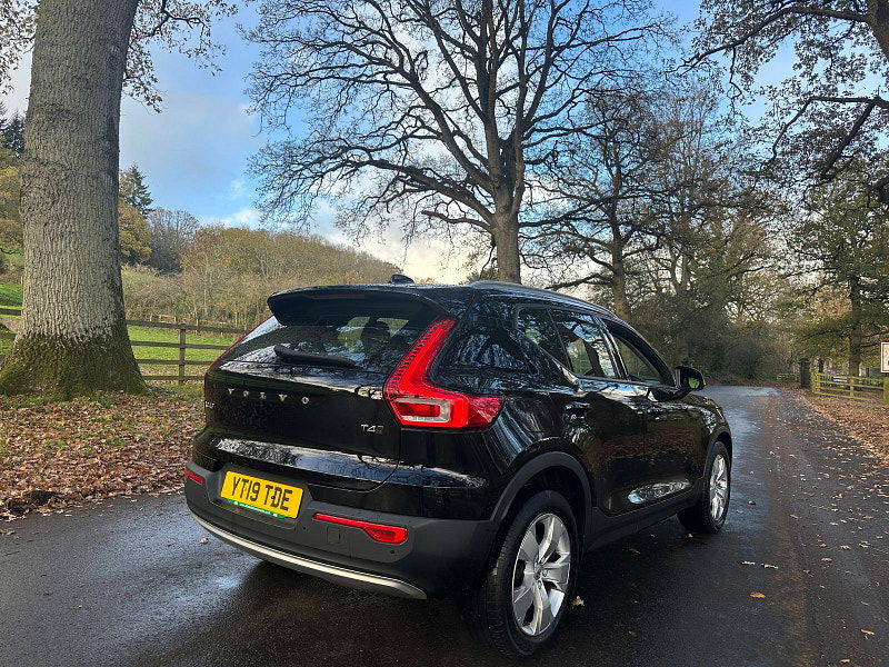 Volvo XC40 2.0 T4 Momentum SUV 5dr Petrol Auto AWD Euro 6 (s/s) (190 ps) 5dr Automatic 2025