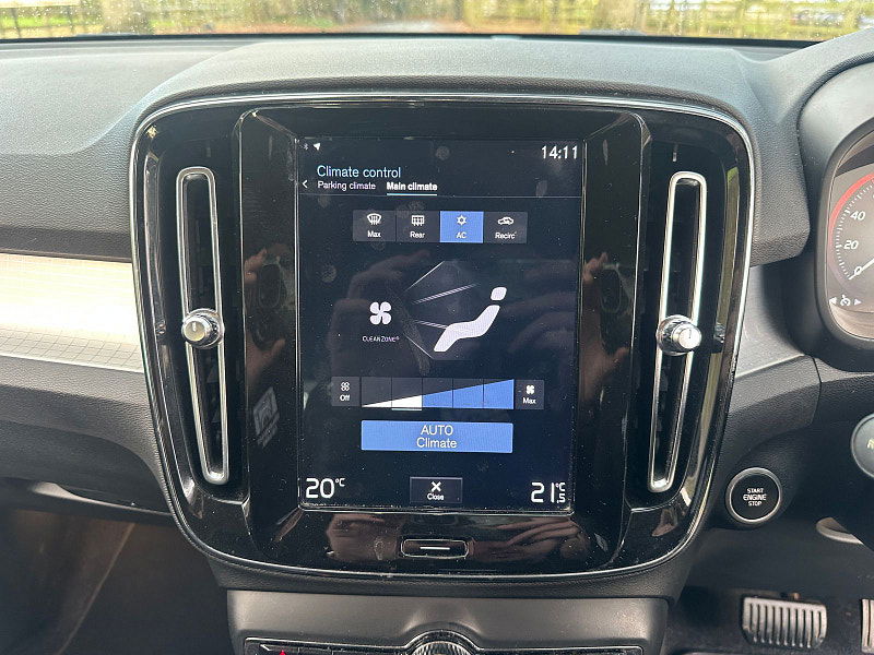 Volvo XC40 2.0 T4 Momentum SUV 5dr Petrol Auto AWD Euro 6 (s/s) (190 ps) 5dr Automatic 2025