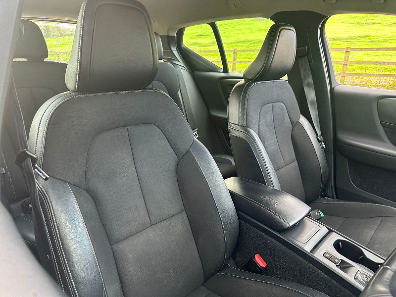 Volvo XC40 2.0 T4 Momentum SUV 5dr Petrol Auto AWD Euro 6 (s/s) (190 ps) 5dr Automatic 2025