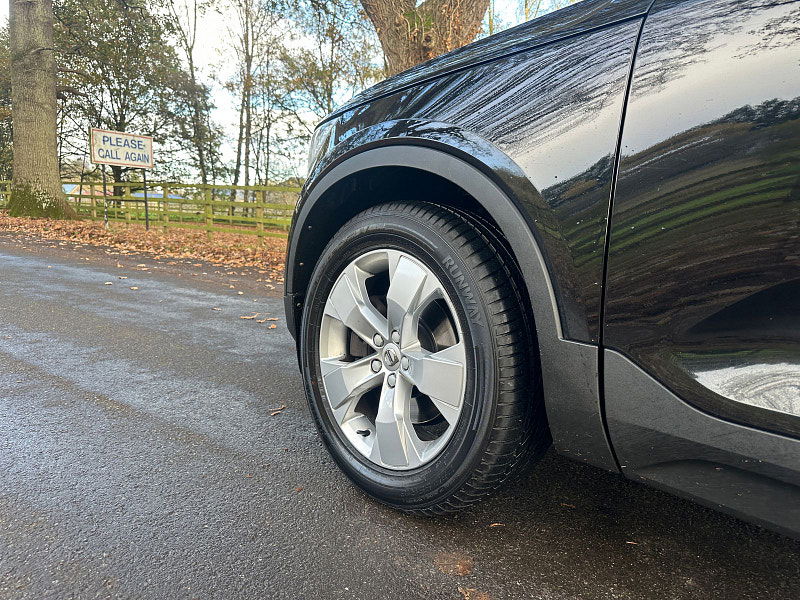 Volvo XC40 2.0 T4 Momentum SUV 5dr Petrol Auto AWD Euro 6 (s/s) (190 ps) 5dr Automatic 2025
