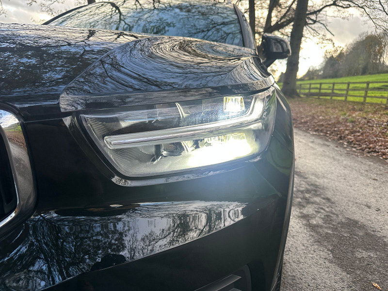 Volvo XC40 2.0 T4 Momentum SUV 5dr Petrol Auto AWD Euro 6 (s/s) (190 ps) 5dr Automatic 2025