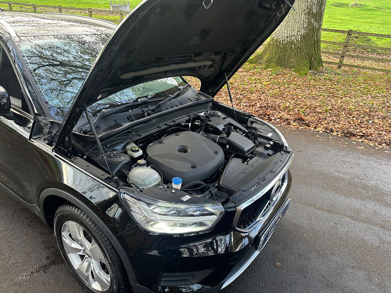 Volvo XC40 2.0 T4 Momentum SUV 5dr Petrol Auto AWD Euro 6 (s/s) (190 ps) 5dr Automatic 2025