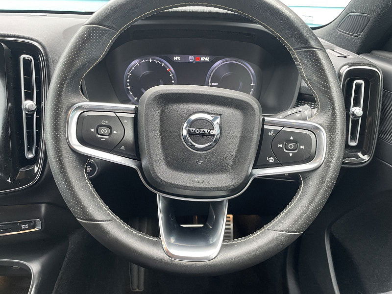 Volvo XC40 1.5h T5 Twin Engine Recharge 10.7kWh R-Design Pro SUV 5dr Petrol Plug-in Hybrid Auto Euro 6 (s/s) (262 ps) 5dr Automatic 2025