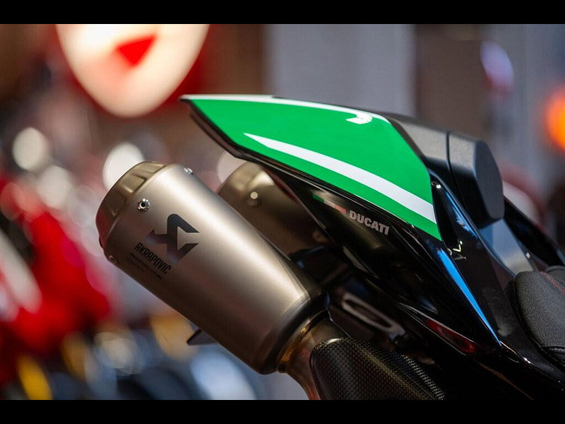 DUCATI Panigale V4 *The Ultimate Tricolore - Full Akrapovic Race Exhaust** 0dr Manual 2026
