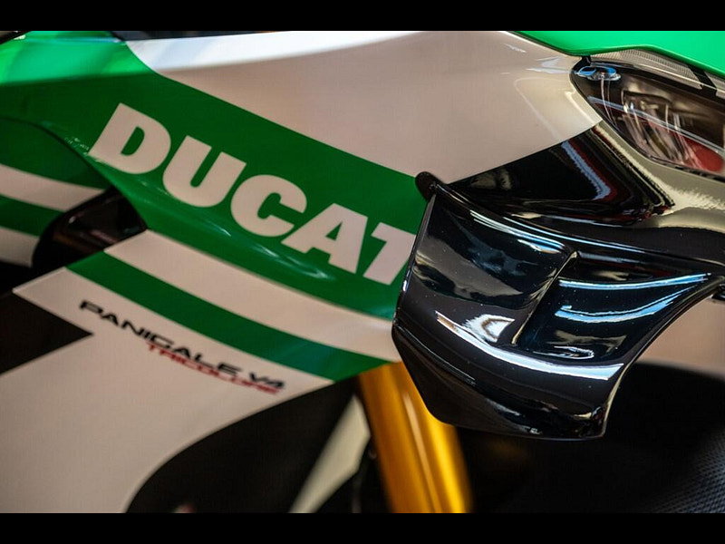 DUCATI Panigale V4 *The Ultimate Tricolore - Full Akrapovic Race Exhaust** 0dr Manual 2026