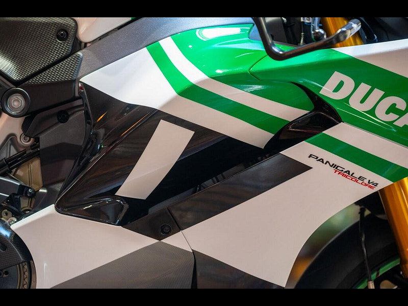 DUCATI Panigale V4 *The Ultimate Tricolore - Full Akrapovic Race Exhaust** 0dr Manual 2026