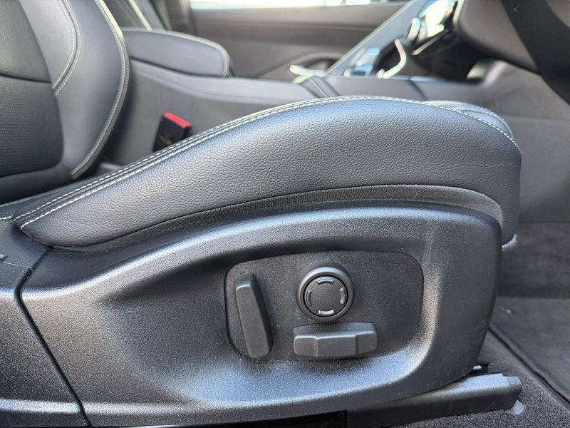 Jaguar E-PACE 1.5 P300e 11.5kWh R-Dynamic Black Auto AWD Euro 6 (s/s) 5dr 5dr Automatic 2025