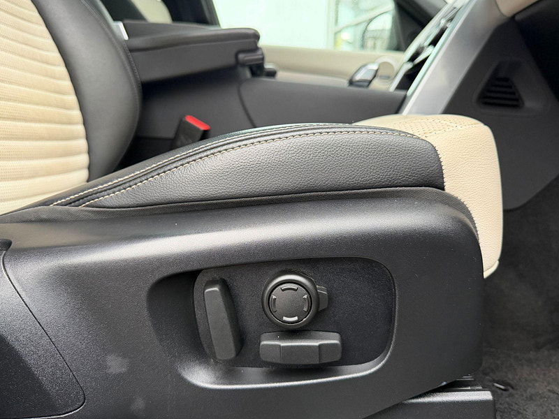 Land Rover DISCOVERY 3.0 D300 MHEV R-Dynamic SE Auto 4WD Euro 6 (s/s) 5dr 5dr Automatic 2026