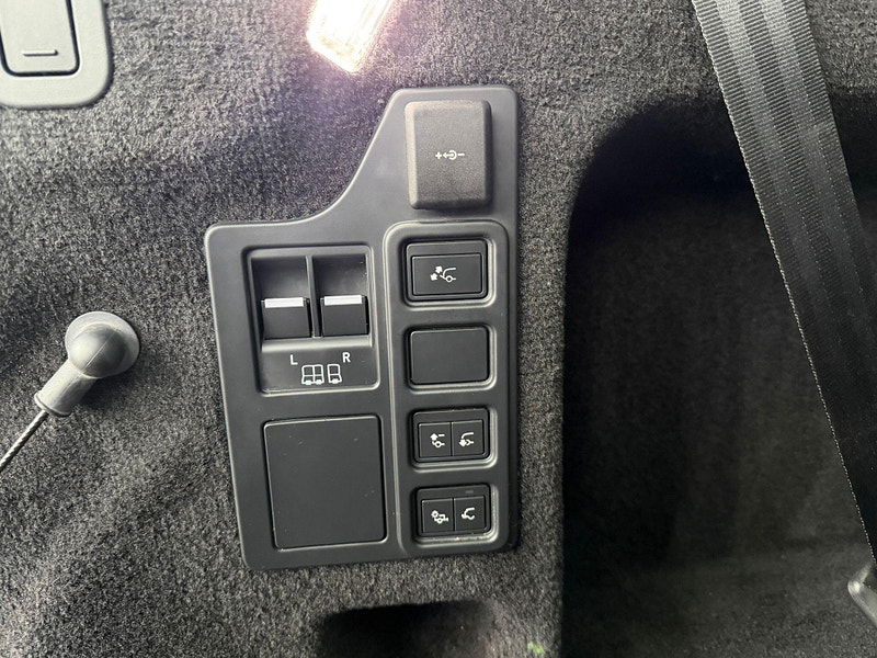 Land Rover DISCOVERY 3.0 D300 MHEV R-Dynamic SE Auto 4WD Euro 6 (s/s) 5dr 5dr Automatic 2026