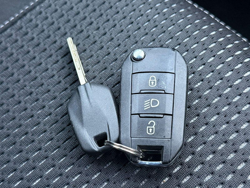 Peugeot 208 1.2 PureTech Allure Euro 6 5dr 5dr Manual 2025