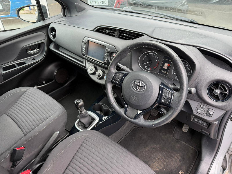 Toyota Yaris 1.5 VVT-i Cyan Bi-Tone Euro 6 5dr 5dr Manual 2026