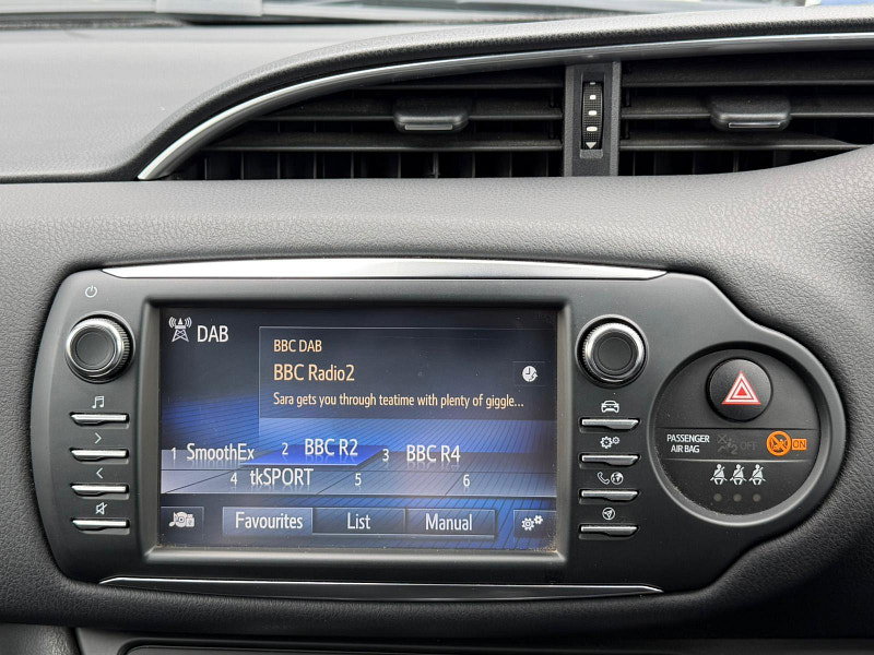 Toyota Yaris 1.5 VVT-i Cyan Bi-Tone Euro 6 5dr 5dr Manual 2026