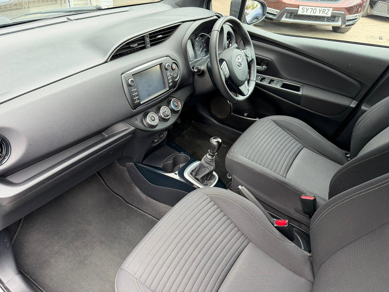 Toyota Yaris 1.5 VVT-i Cyan Bi-Tone Euro 6 5dr 5dr Manual 2026