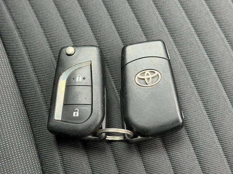 Toyota Yaris 1.5 VVT-i Cyan Bi-Tone Euro 6 5dr 5dr Manual 2026