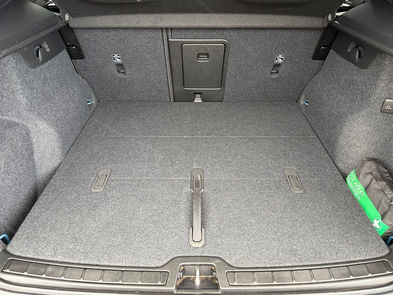 Volvo XC40 2.0 B3 MHEV Plus Dark DCT Auto Euro 6 (s/s) 5dr 5dr Automatic 2026