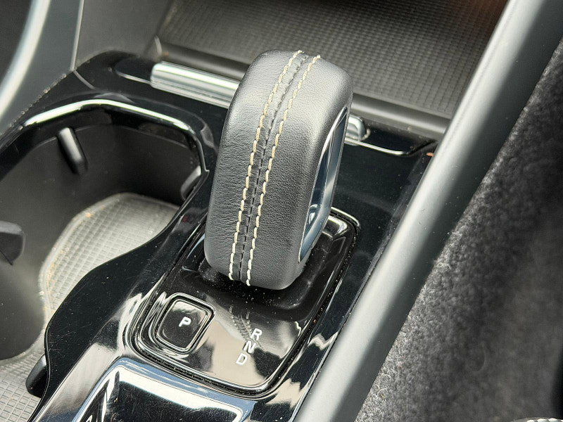 Volvo XC40 2.0 B4 MHEV R-Design Auto AWD Euro 6 (s/s) 5dr 5dr Automatic 2026