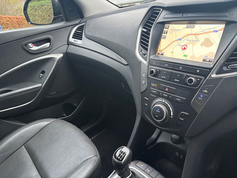 Hyundai Santa Fe 2.2 CRDi Blue Drive Premium SUV 5dr Diesel Manual 4WD Euro 6 (s/s) (200 ps) 5dr Manual 2025