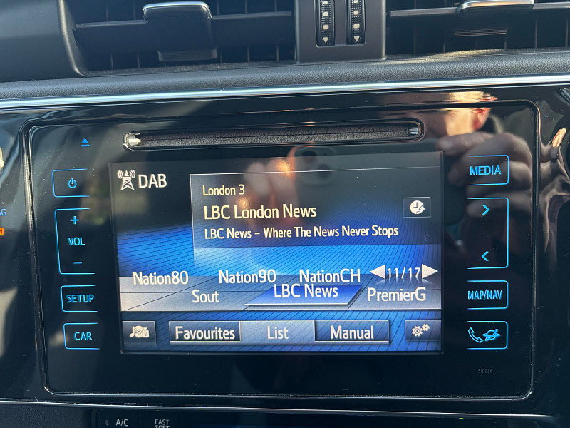 Toyota Auris 1.8 VVT-h Business Edition Hatchback 5dr Petrol Hybrid CVT Euro 6 (s/s) (136 ps) 5dr Automatic 2026