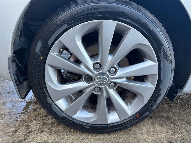 Toyota Auris 1.8 VVT-h Excel Hatchback 5dr Petrol Hybrid CVT Euro 5 (s/s) (136 ps) 5dr Automatic 2025
