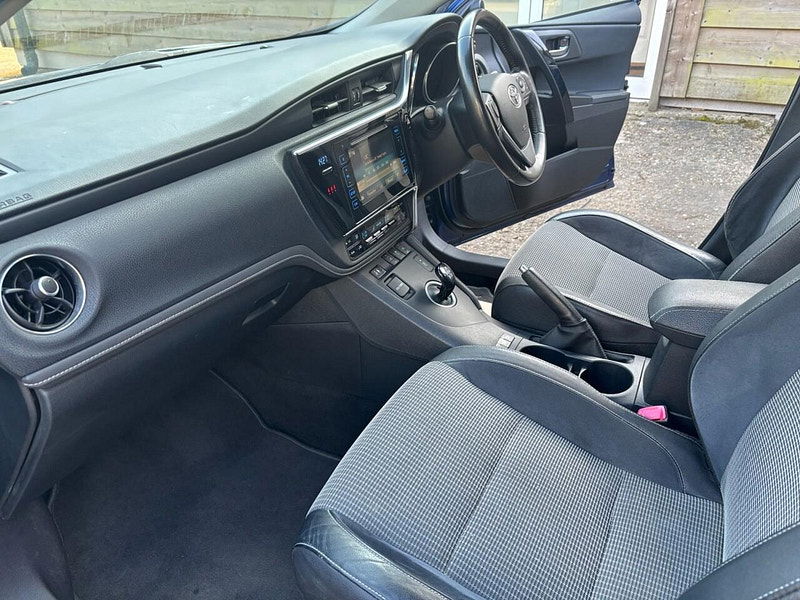 Toyota Auris 1.8 VVT-h Excel Hatchback 5dr Petrol Hybrid CVT Euro 6 (s/s) (Safety Sense) (136 ps) 5dr Automatic 2025
