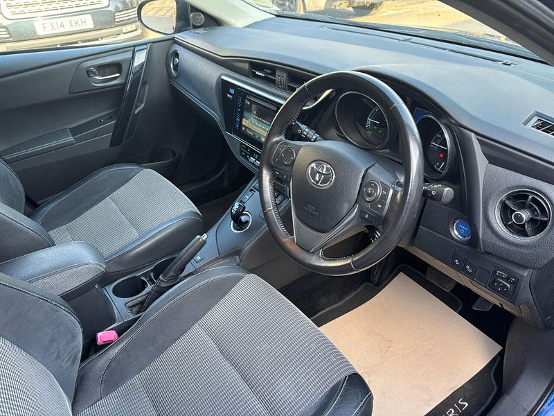Toyota Auris 1.8 VVT-h Excel Hatchback 5dr Petrol Hybrid CVT Euro 6 (s/s) (Safety Sense) (136 ps) 5dr Automatic 2025