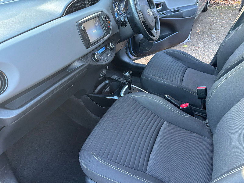 Toyota Yaris 1.5 VVT-h Design Hatchback 5dr Petrol Hybrid E-CVT Euro 6 (101 ps) 5dr Automatic 2025