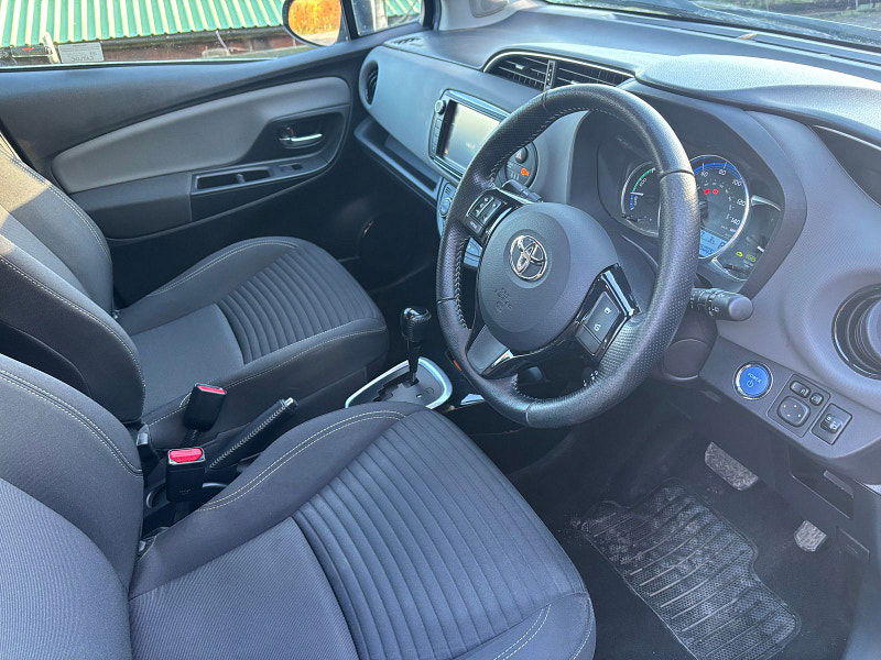Toyota Yaris 1.5 VVT-h Design Hatchback 5dr Petrol Hybrid E-CVT Euro 6 (101 ps) 5dr Automatic 2025
