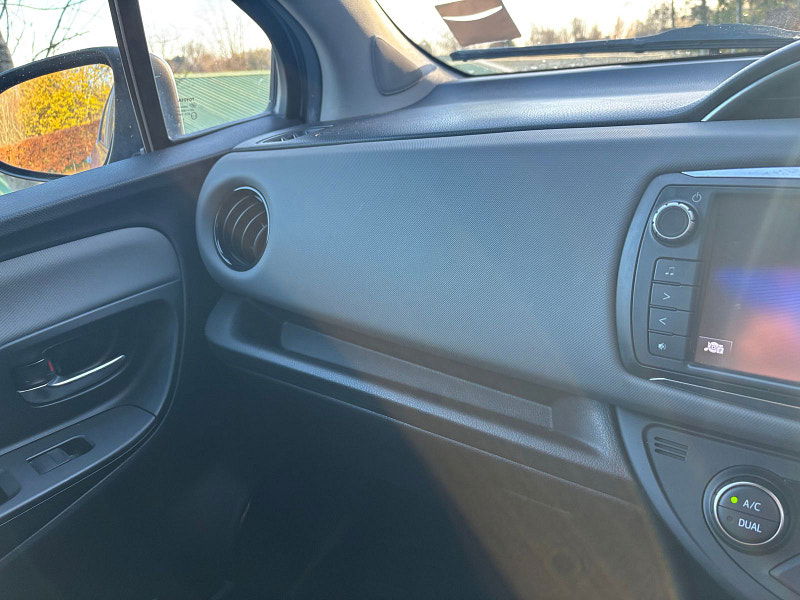 Toyota Yaris 1.5 VVT-h Design Hatchback 5dr Petrol Hybrid E-CVT Euro 6 (101 ps) 5dr Automatic 2025