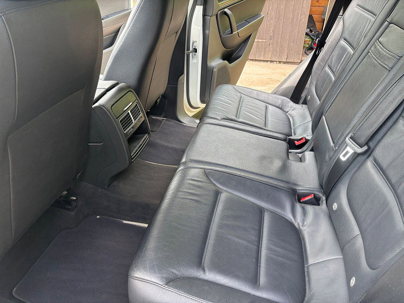 Volkswagen Touareg 3.0 TDI V6 BlueMotion Tech R-Line SUV 5dr Diesel Tiptronic 4WD Euro 6 (s/s) (262 ps) 5dr Automatic 2026