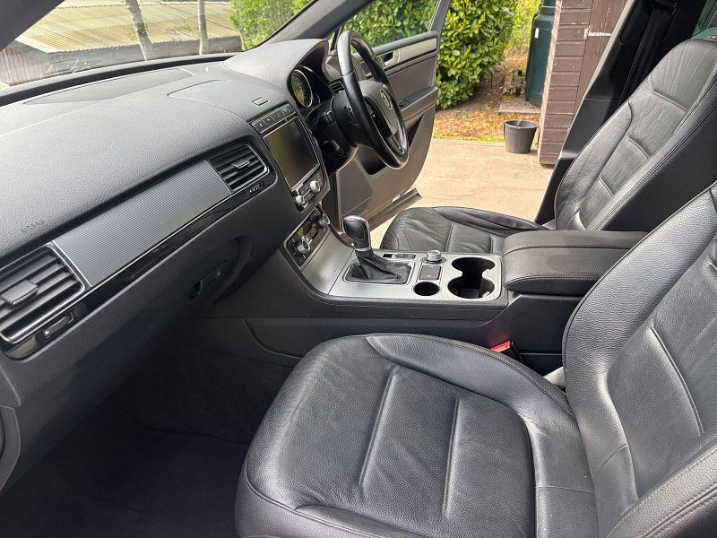 Volkswagen Touareg 3.0 TDI V6 BlueMotion Tech R-Line SUV 5dr Diesel Tiptronic 4WD Euro 6 (s/s) (262 ps) 5dr Automatic 2026