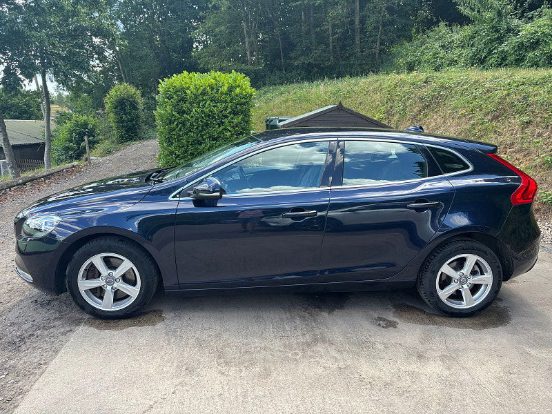 Volvo V40 1.5 T2 SE Nav Hatchback 5dr Petrol Auto Euro 6 (s/s) (122 ps) 5dr Automatic 2025