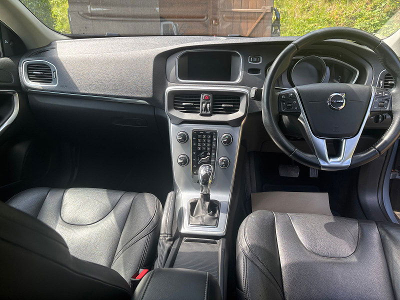 Volvo V40 1.5 T3 GPF Inscription Hatchback 5dr Petrol Auto Euro 6 (s/s) (152 ps) 5dr Automatic 2025