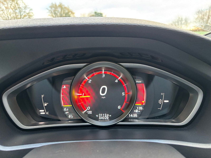 Volvo V40 2.0 D2 R-Design Edition Hatchback 5dr Diesel Manual Euro 6 (s/s) (120 ps) 5dr Manual 2025