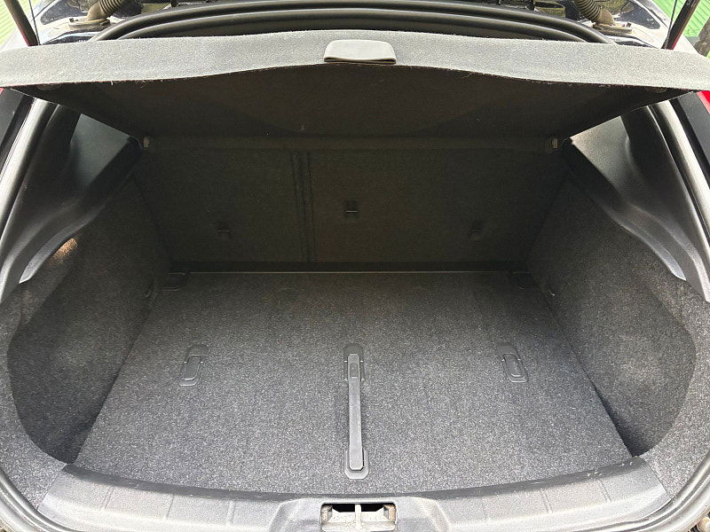 Volvo V40 2.0 D2 R-Design Edition Hatchback 5dr Diesel Manual Euro 6 (s/s) (120 ps) 5dr Manual 2025