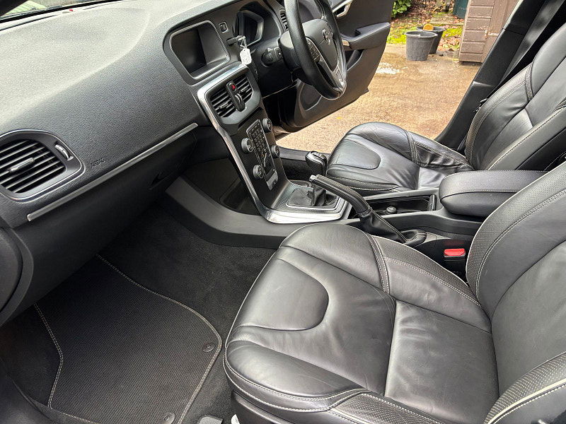Volvo V40 2.0 D2 R-Design Edition Hatchback 5dr Diesel Manual Euro 6 (s/s) (120 ps) 5dr Manual 2025