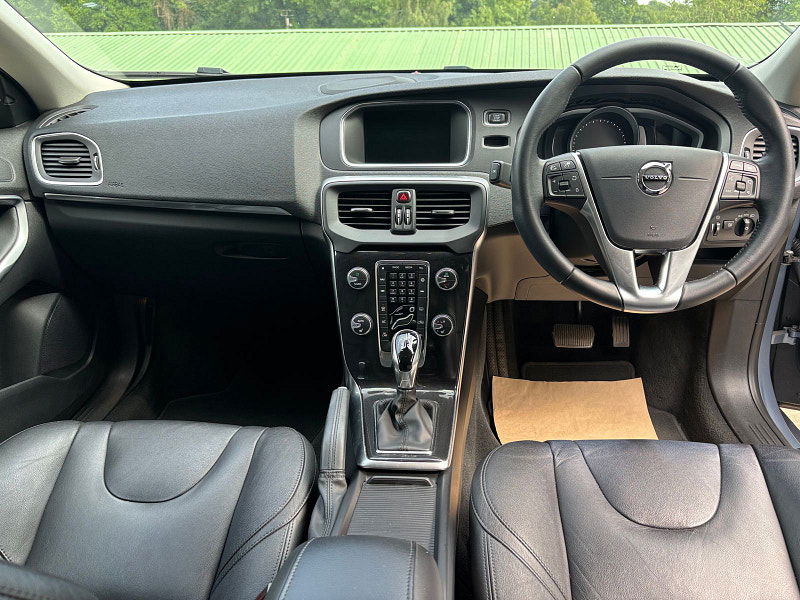 Volvo V40 2.0 D3 Inscription Hatchback 5dr Diesel Auto Euro 6 (s/s) (150 ps) 5dr Automatic 2025